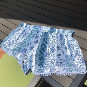 Patterned loose short.